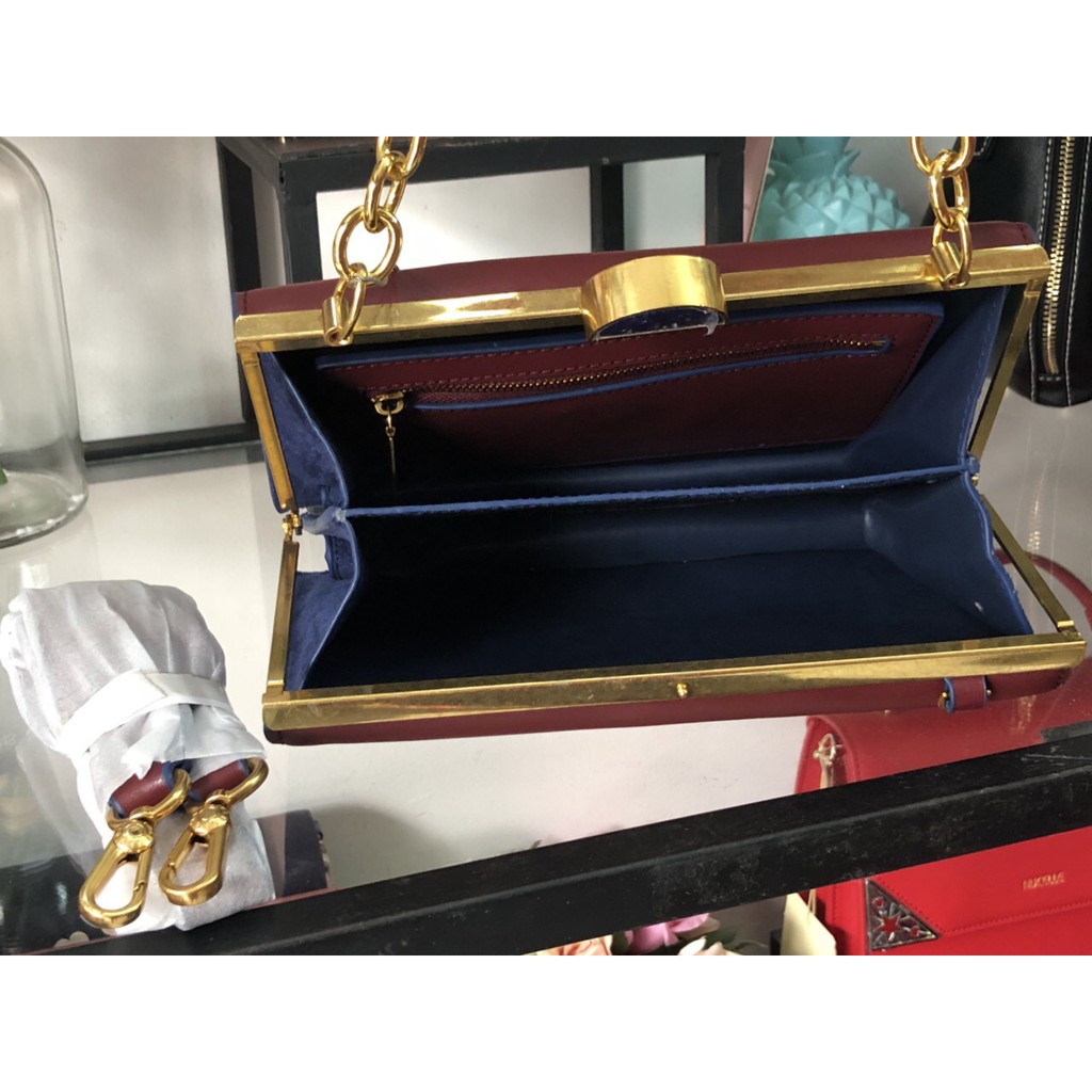 Charles and Keith khoá cài