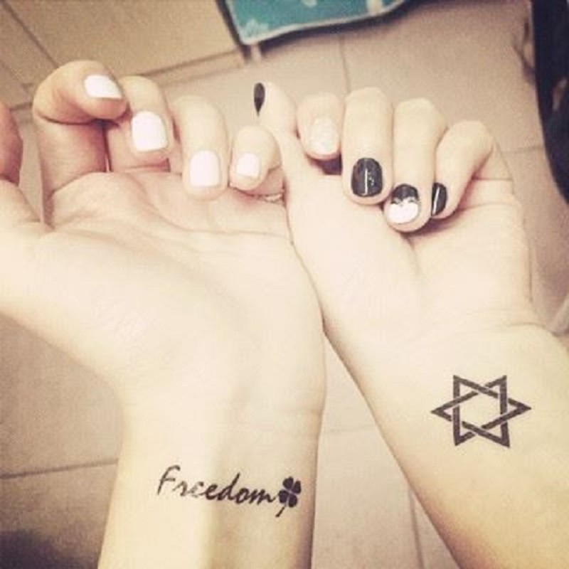 Hình xăm chữ freedom. Xăm dán tatoo mini tạm thời, size &lt;10x6cm