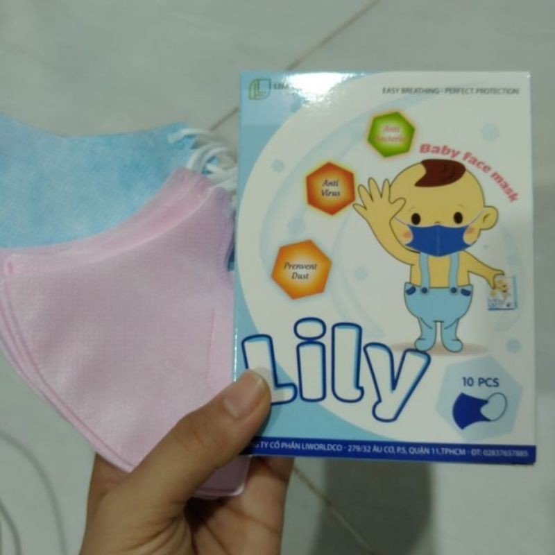 khẩu trang có bé lily