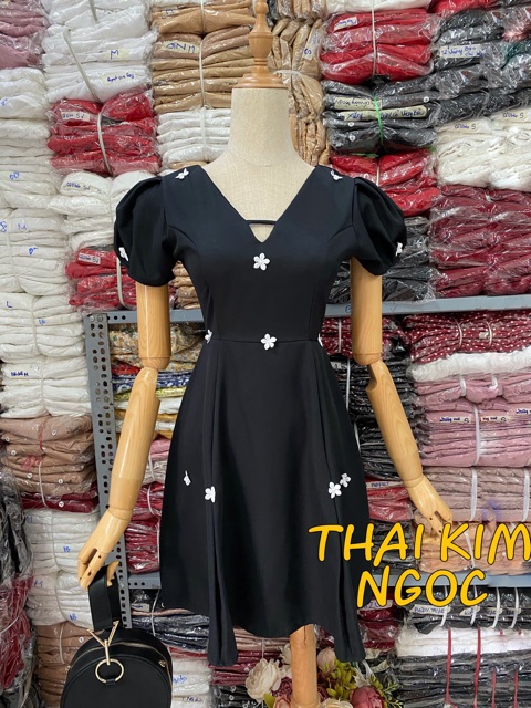 [Mã WASTMAY giảm 15% tối đa 30K đơn 150K] Đầm xoè đen đính hoa nổi | BigBuy360 - bigbuy360.vn