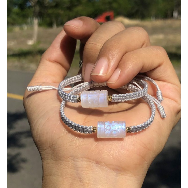 Vòng tết lu thống chạm đá mặt trăng