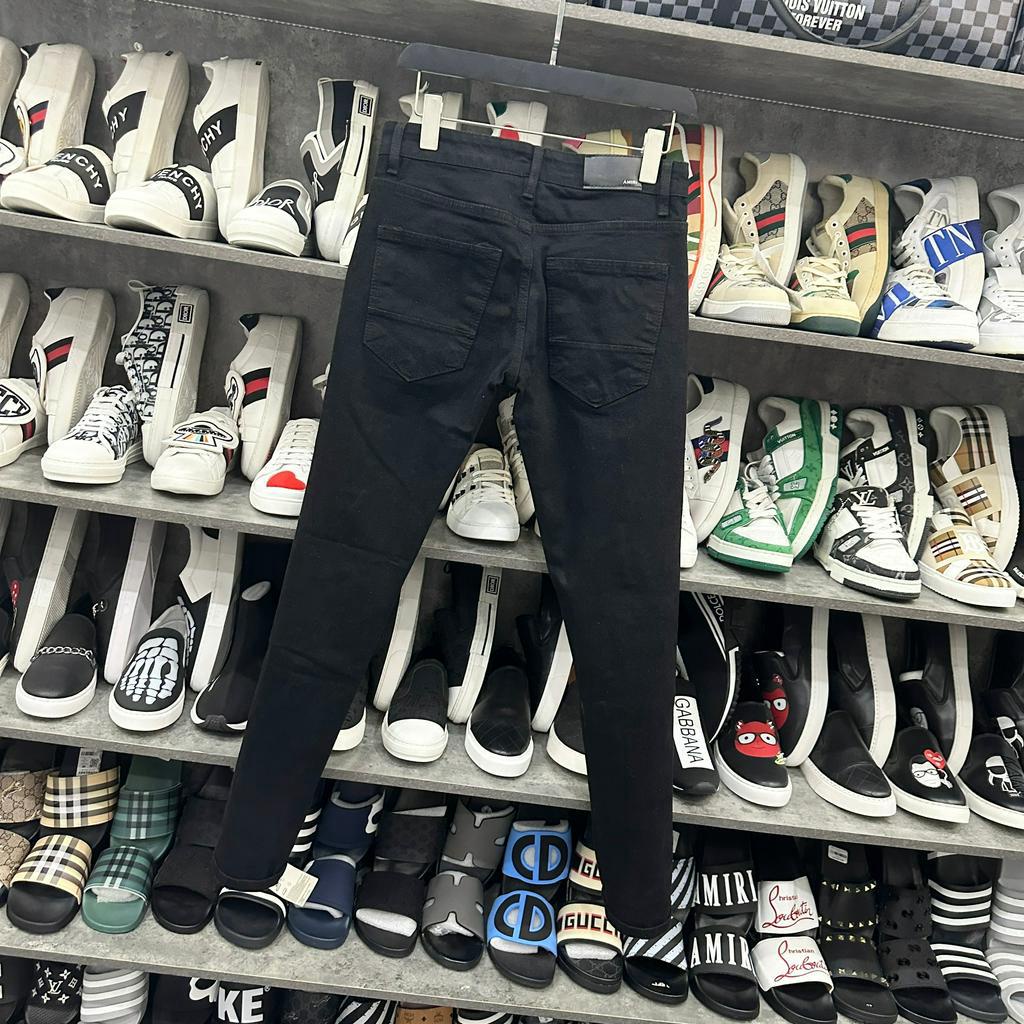 Quần jean bò nam Amiri slimfit đen thêu chữ rách nổi dọc đùi phối đính đá bạc đùi gối 4 cúc cài boy phố QJ228P