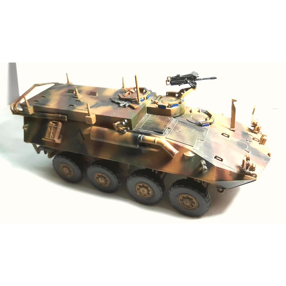 Mô hình xe thiết giáp LAV phiên bản US Army Command của Quân đội Mỹ với camo sa mạc.