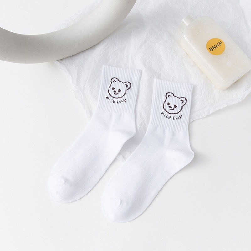 Set 5 đôi tất gấu cao cổ màu trắng đi giày thể thao