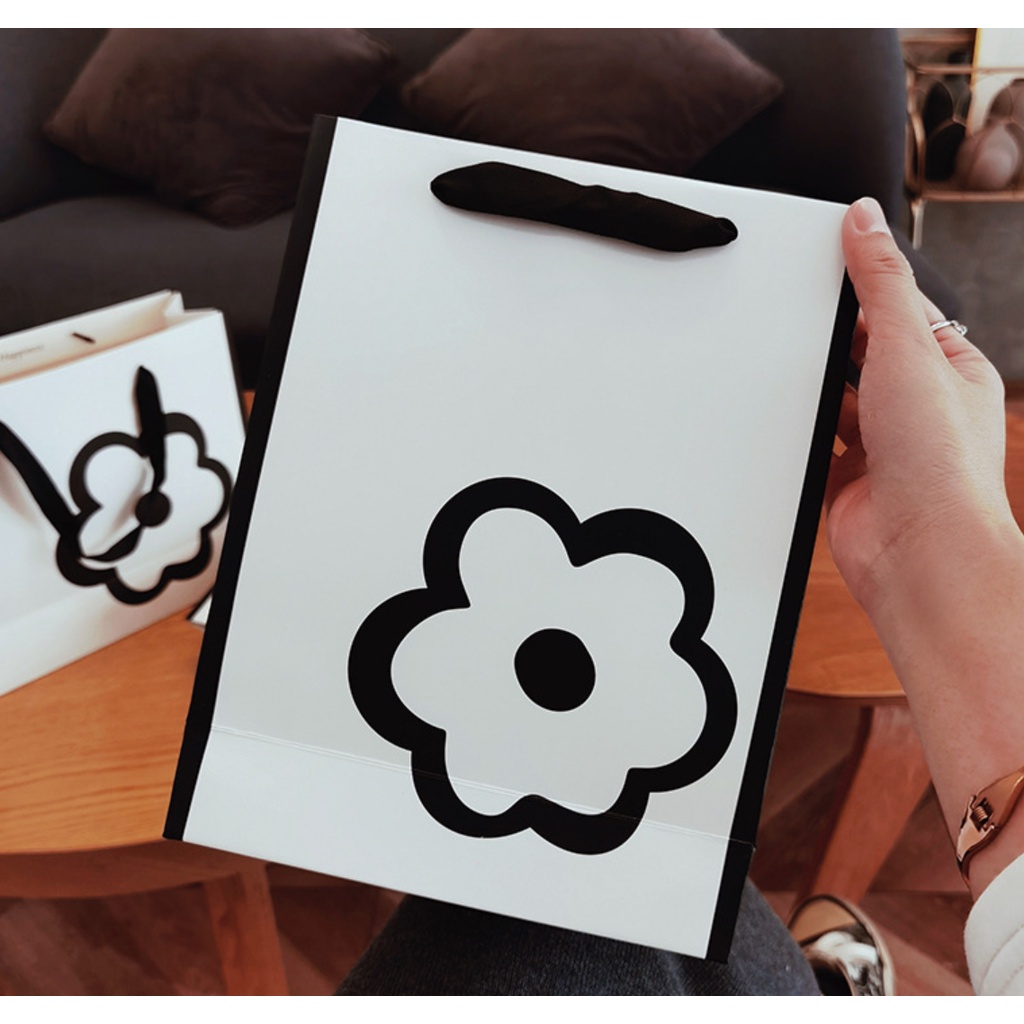 Túi giấy bìa cứng màu trắng kết hợp logo hình HOA, quai xách vải đen mềm