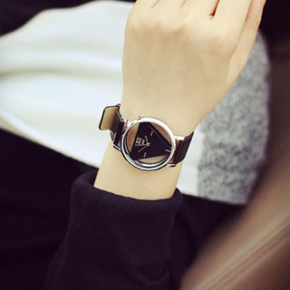 Đồng hồ mặt tam giác độc đáo