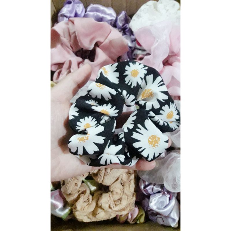 Scrunchies hoa cúc và nhiều họa tiết khác