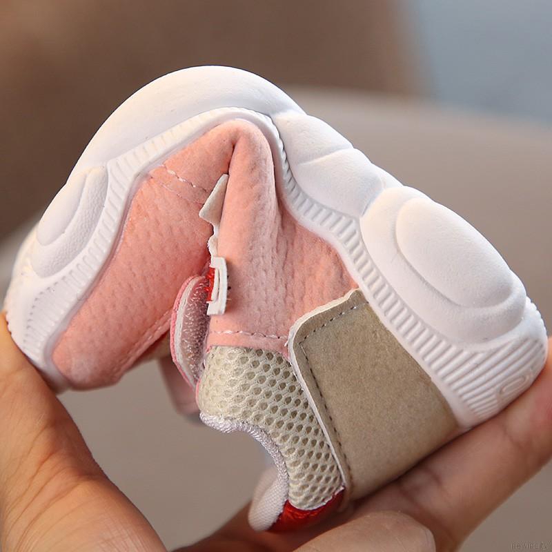 Giày thể thao thoáng khí kiểu dáng thời trang dễ thương dành cho các bé