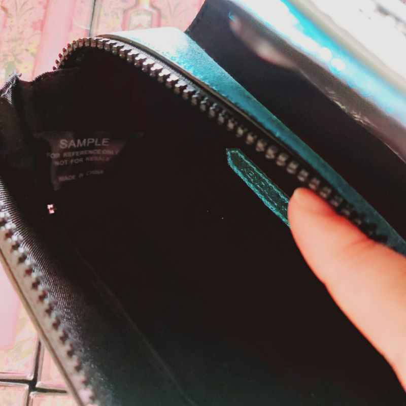 Túi đeo chéo dạng hộp Kendall Kylie