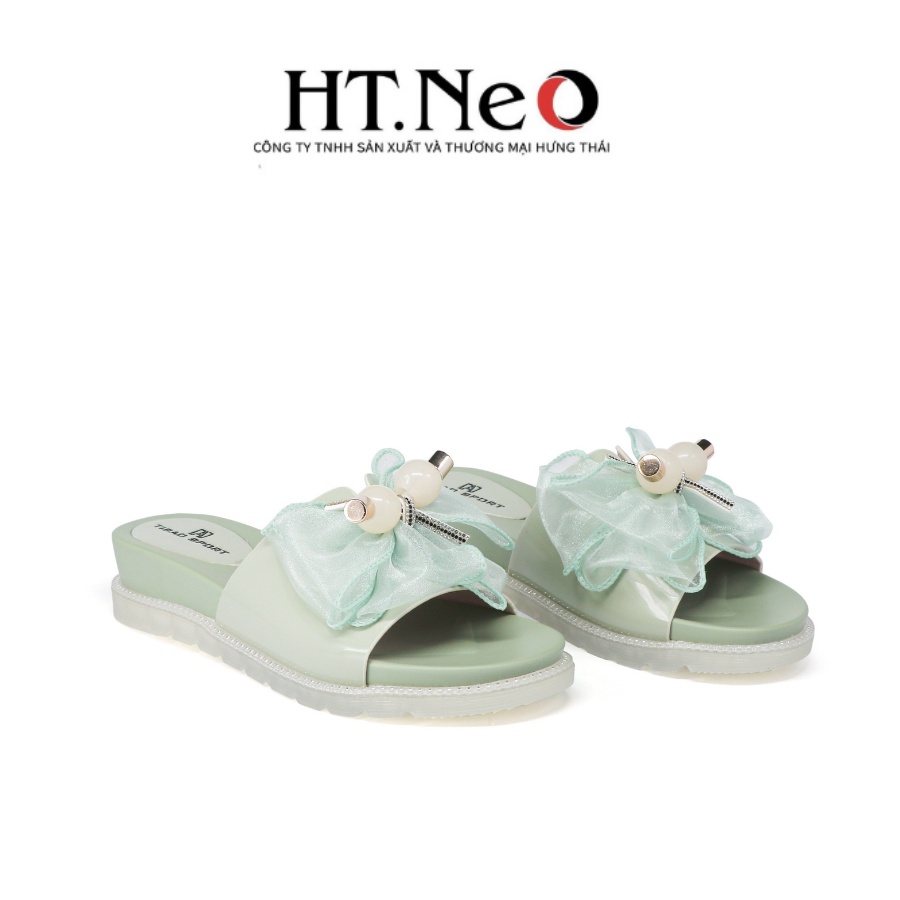 Sandal nữ HT.NEO Thiết kế đế cao su cao 3 cm cùng da mềm mại, viền dép đính đá cùng nơ vải cực xinh SDN100