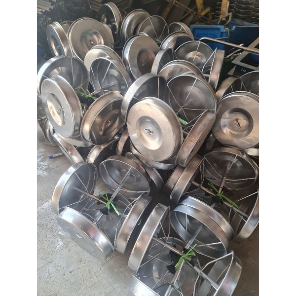 Máng tập ăn cho heo cài sàn bằng inox, tiện lợi, dễ sử dụng
