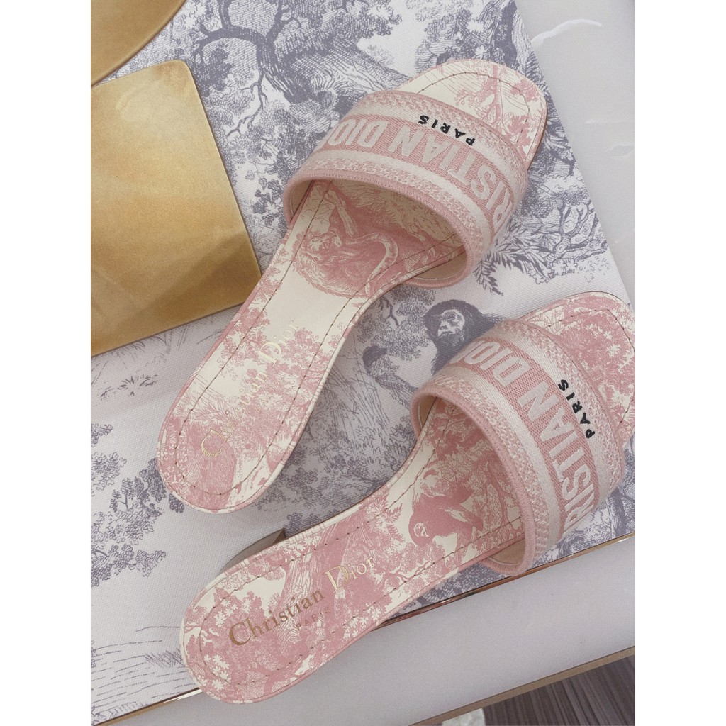 Xăng đan Gót Dày Thêu Chữ Nhiều Màu Sắc Cho Nữ