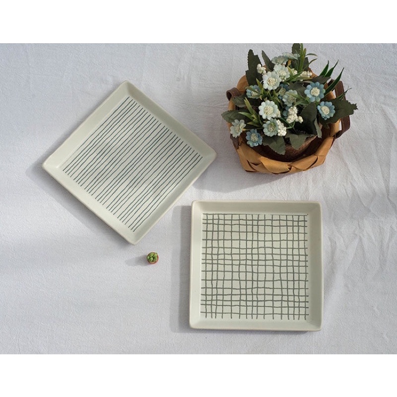 Đĩa gốm sứ hình vuông hoạ tiết kẻ vẽ tay thủ công vintage