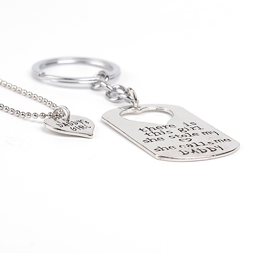 Bộ móc khóa và vòng cổ mặt khắc chữ giản dị thời trang