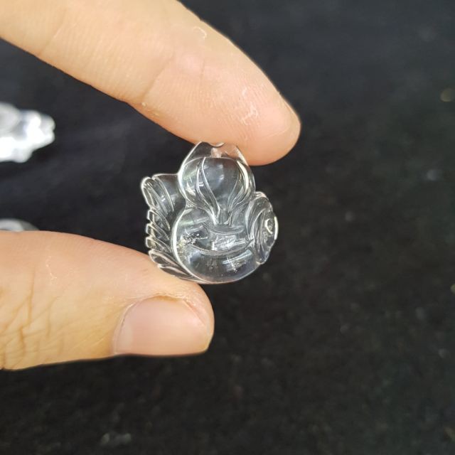 Dây chuyễn nữ mặt hồ ly ôm hoa đá màu trắng.