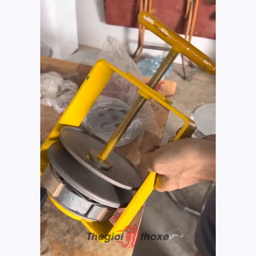 Vam giữ nồi xe tay ga - Dụng cụ mở nồi côn chuyên nghiệp - Thế Giới Thợ Xe