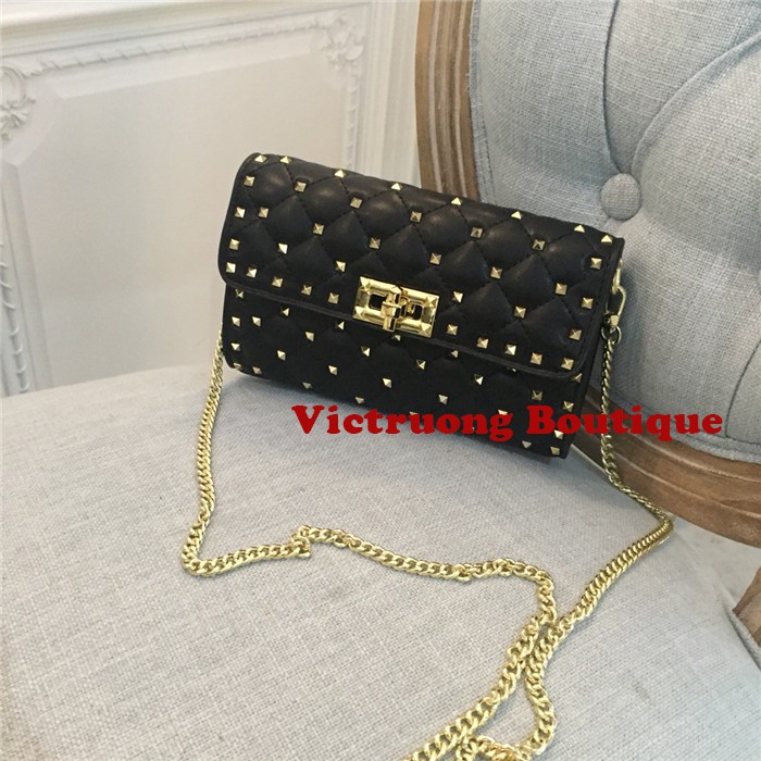 Ví cầm tay đính đinh tán