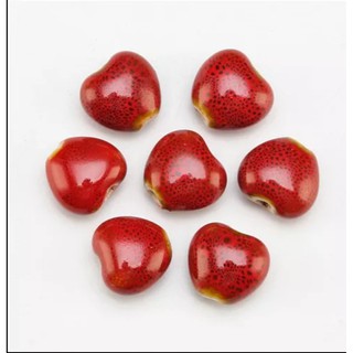 Vòng tay handmade hạt gốm trái tim đỏ.
