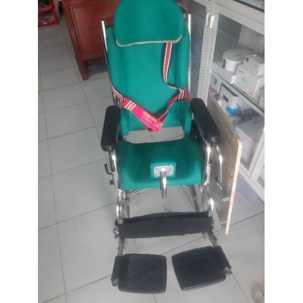 Xe lăn đa năng cho trẻ bại não