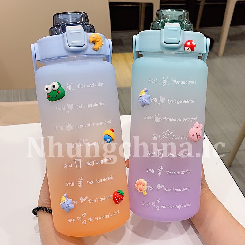 BÌNH ĐỰNG NƯỚC 2 LÍT TẶNG KÈM STICKER GIỮ NHIỆT NHỰA NHẮC UỐNG NƯỚC CÓ ỐNG HÚT CHIA VẠCH BÁO GIỜ CUTE