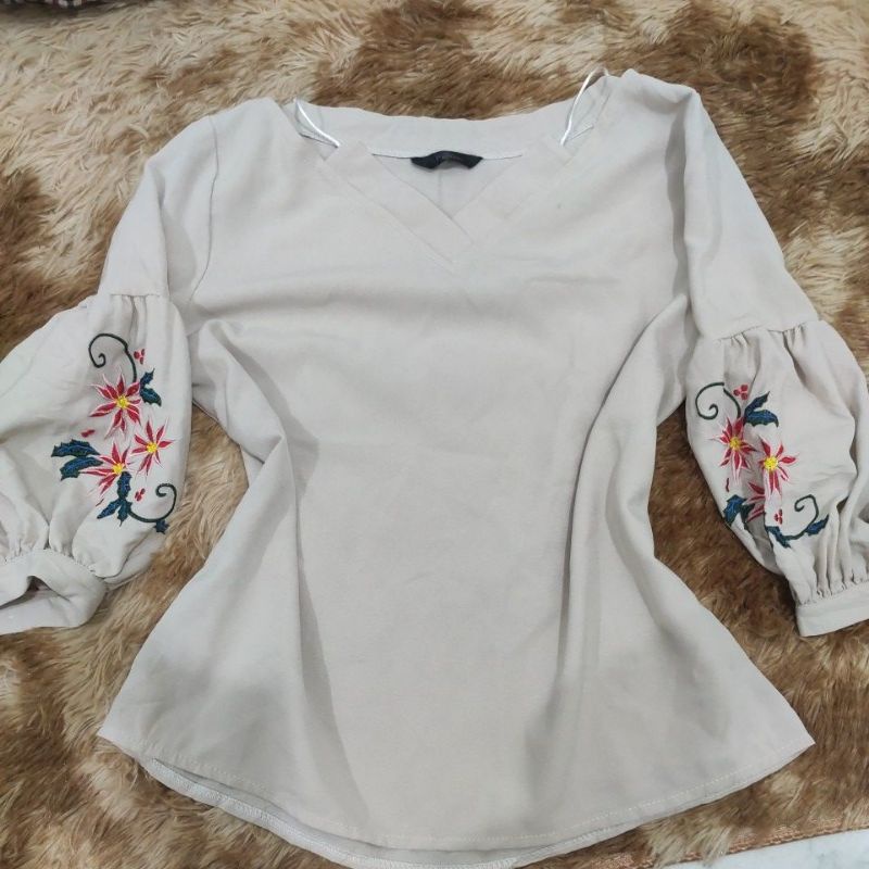 Áo kiểu be tay thêu pass