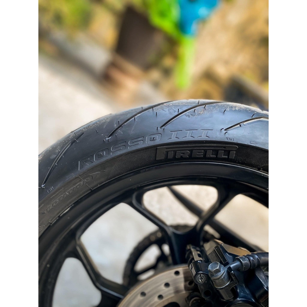 Lốp Xe máy không xăm Thương Hiệu Pirelli Rosso 3 các size 110/70-17, 140/70-17 và 150/60-17 lắp cho xe máy côn tay.