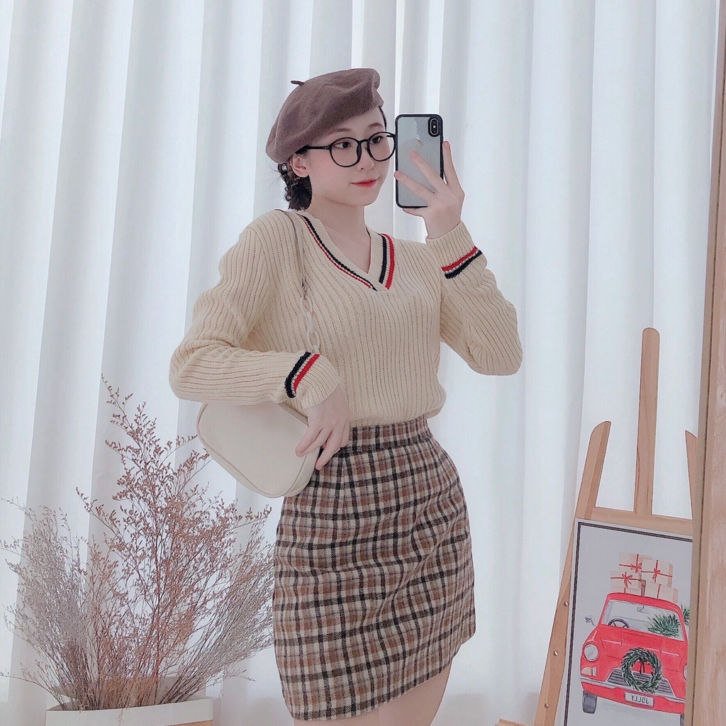 Set áo len + váy bố . Có 1 màu. Size dưới 54kg vừa. KÈm hình chụp thật 100%. Đơn giản mà đẹp nha mấy chế