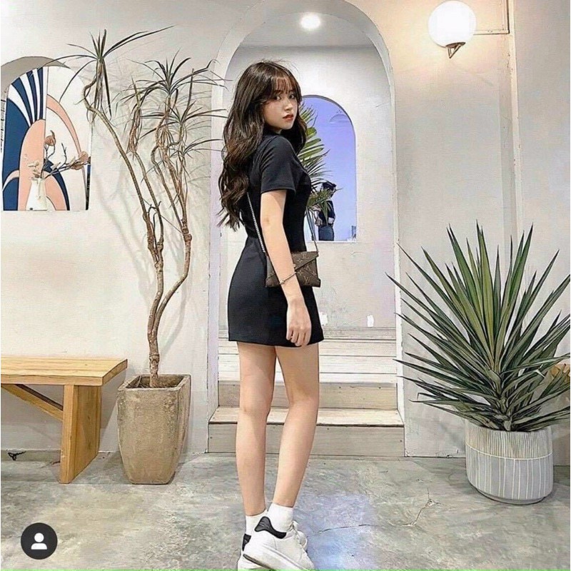 Đầm đen cổ bẻ thêu chữ - form bé dưới 48kg