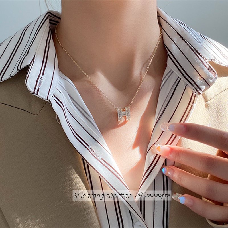 Dây chuyền titan nữ mặt chữ H đính đá pha lê cao cấp lấp lánh phong cách thời trang thanh lịch tinh tế 2023