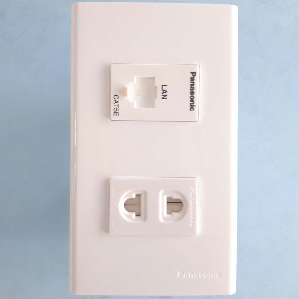 Combo Mặt nạ 2 lỗ WEV68020SW gồm Hạt ổ cắm mạng cat5e WEV2488SW và Hạt ổ cắm đơn có màng che WEV1081SW - Panasonic