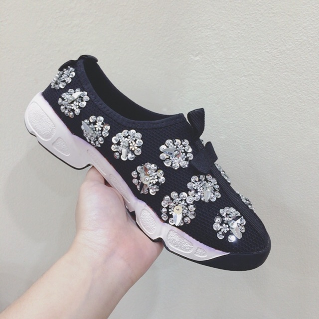 GIẦY THỂ THAO XẢ LỖ VỐN