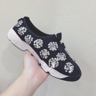 Giầy thể thao xả lỗ vốn