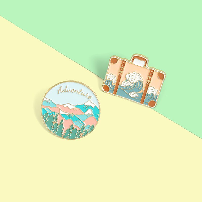 Trâm cài áo tráng men hình tròn/ hoa núi/ chữ Adventures dễ thương