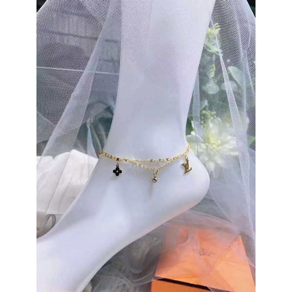 Lắc chân titan V mạ vàng ko đen