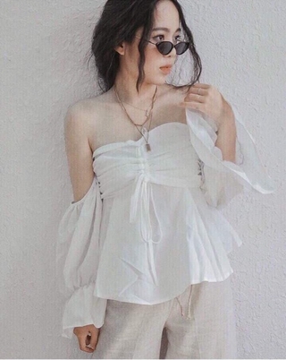 Áo trắng rút ngực rớt vai