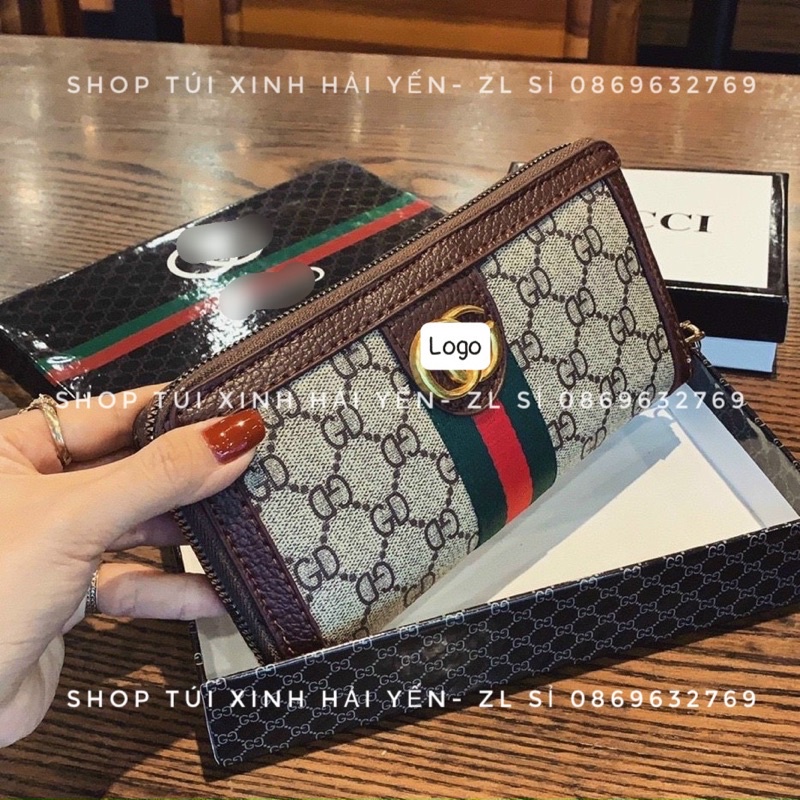 Ví dài và ví ngắn cầm tay phối kẻ sọc giữa logo vàng nổi