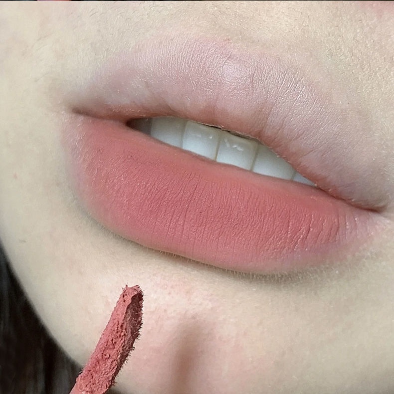 Son Môi Lì Màu Đỏ Mận Thiết Kế Vỏ Son Hình Chai Rượu Vang Độc Đáo