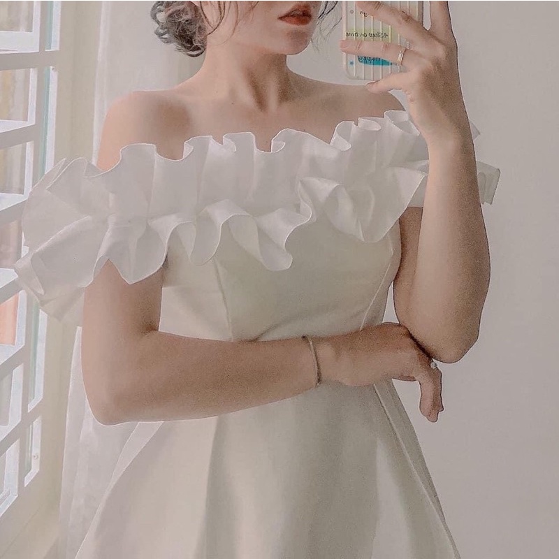 Đầm váy trắng dự tiệc trễ vai phối bèo form dài