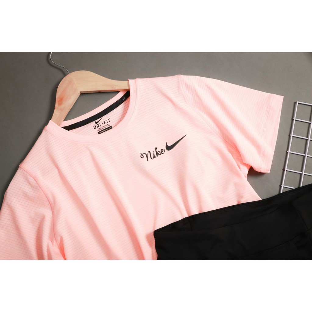 Bộ thể thao thời trang nữ đa năng gồm áo croptop và quần đùi dành cho các bạn gái tập gym, đi dạo phố hay mặc nhà