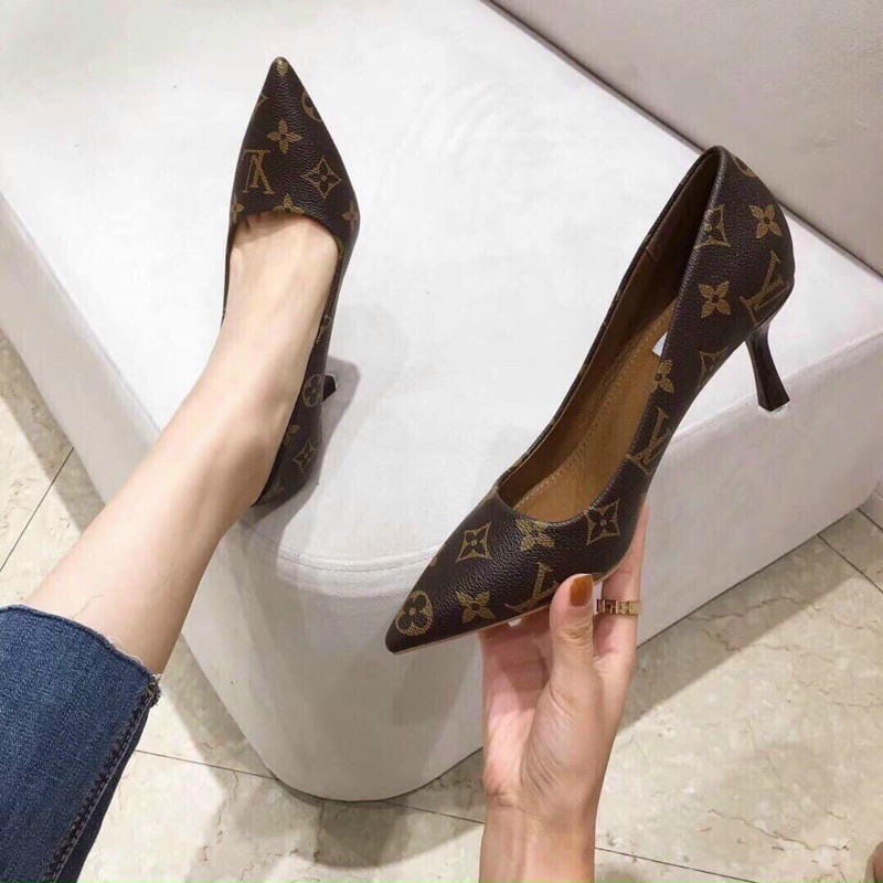 Giày cao gót hoạ tiết nâu