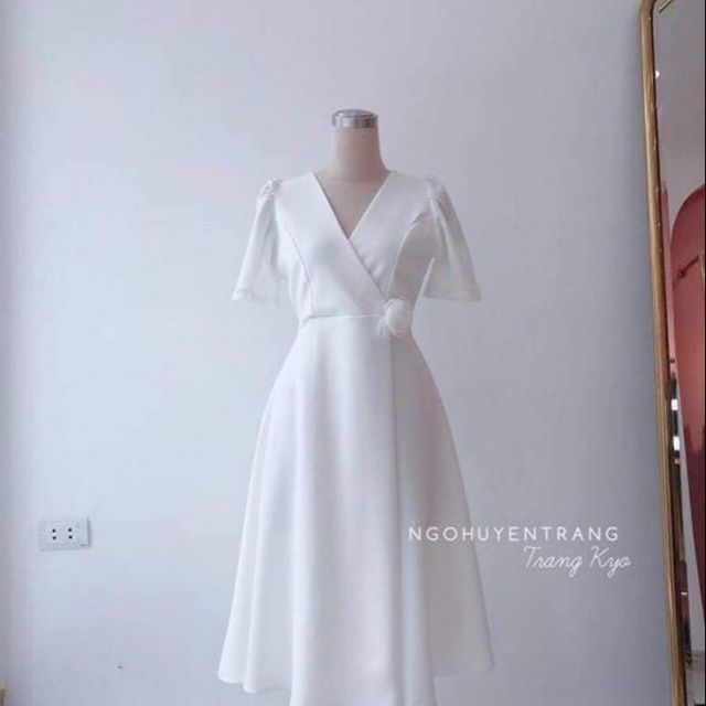 Váy trắng cổ chéo hoa eo khoá sau