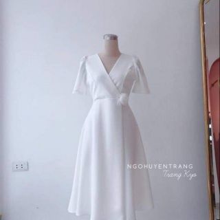 Váy trắng cổ chéo hoa eo khoá sau