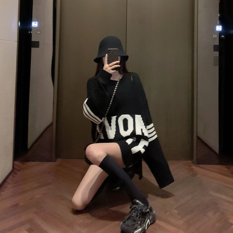 Áo sweater tay dài cổ tròn dáng rộng in chữ phong cách Hồng Kông thời trang thu đông cho nữ