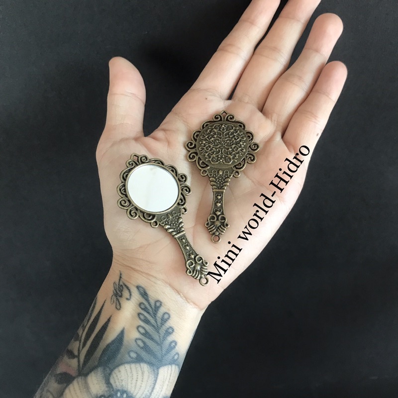 Mô hình gương soi cầm tay mini tí hon chân thật bằng kim loại dùng cho trang trí nhà búp bê Barbie, BJD tỉ lệ 1/8, 1/6