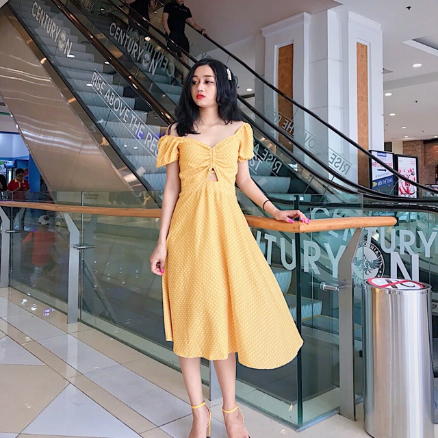 Váy chấm bi vàng