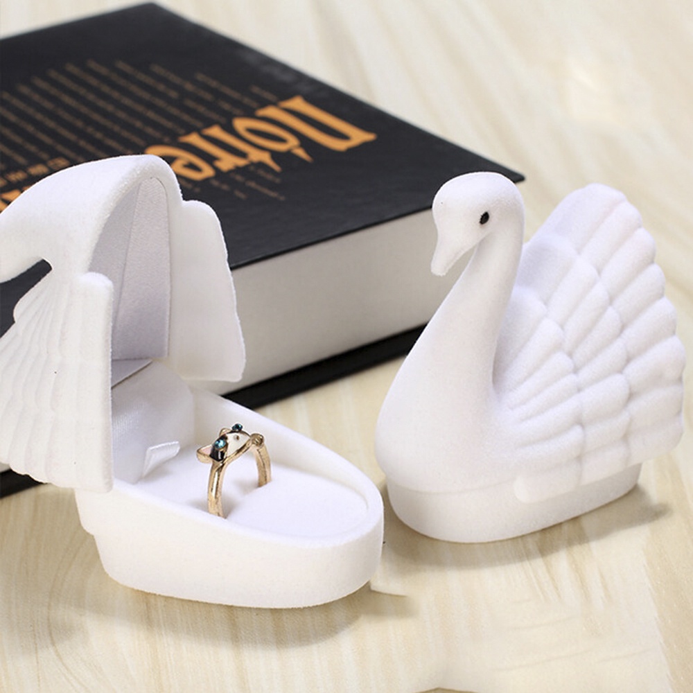1 Hộp Đựng Nhẫn Hình Thiên Nga Trắng Đen