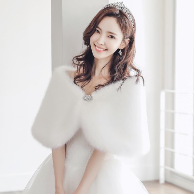 Áo choàng lông cúc đá cho cô dâu màu đông, giá 155k | BigBuy360 - bigbuy360.vn