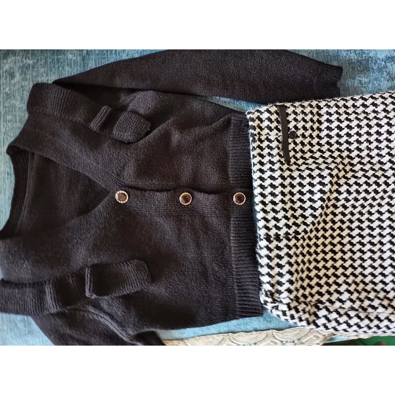 Set áo len bèo và chân váy kẻ dáng ngắn vintage