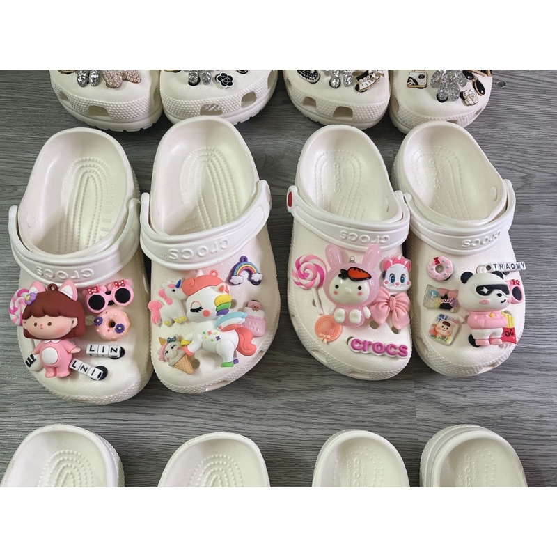Dép crocs xuất xịn fullcharm TÊN!Khách mua ghi chú  TRAI hay GÁI để shop mix