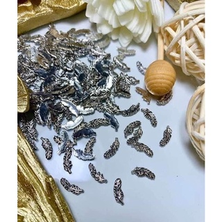Charm ong và lá trang trí móng tay